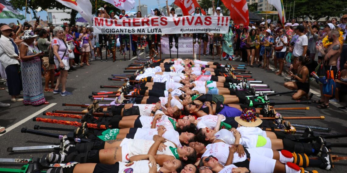 mulheres-se-reunem-em-copacabana-contra-a-violencia-e-o-feminicidio